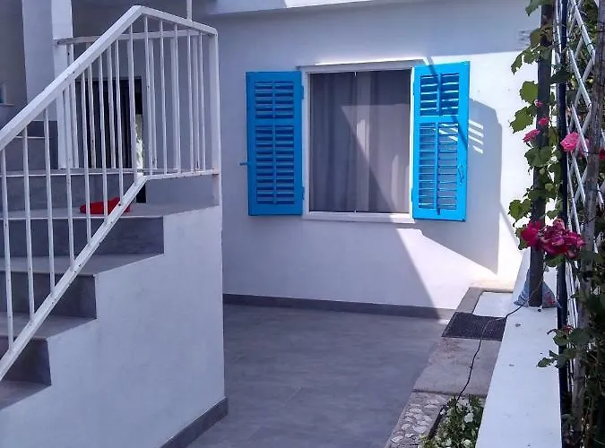 Апартаменти Apartman Nora Хвар